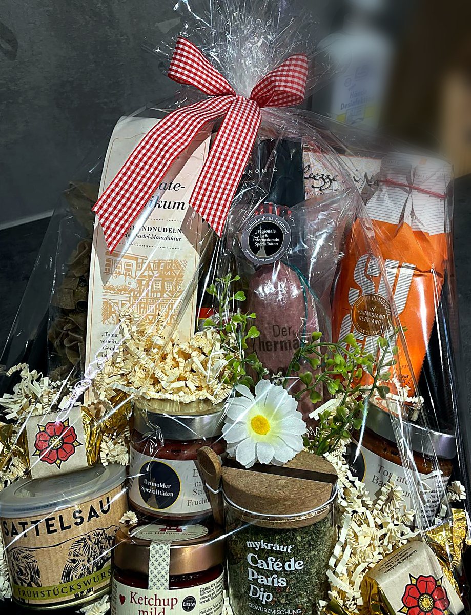 Präsentkorb zum Verschenken verpackt, mit Schleife und persönlicher Note